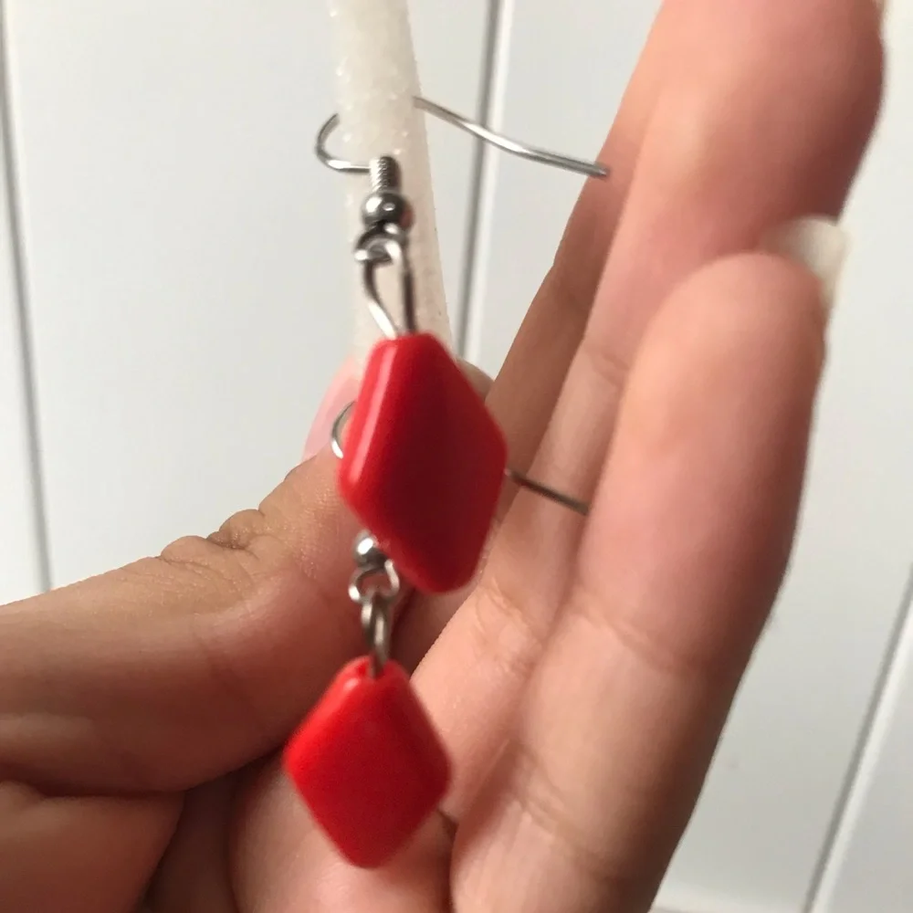 Diamond-shaped red orange small dangling earrings - Picture 2 of 3
